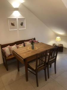 - une table et des chaises en bois dans le salon dans l'établissement Wohnung mit Dachterrasse in Starnberg, à Starnberg