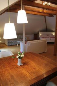einen Tisch mit zwei Lichtern und eine Vase mit Blumen darauf in der Unterkunft Wohnung mit Dachterrasse in Starnberg in Starnberg