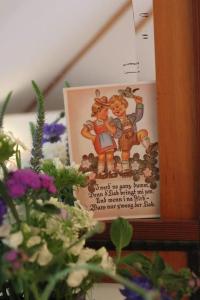 ein Bild von zwei Kindern auf einem Schild neben Blumen in der Unterkunft Wohnung mit Dachterrasse in Starnberg in Starnberg