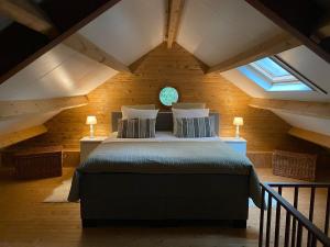 een slaapkamer met een groot bed op zolder bij 't Wettenshuys in Nuenen