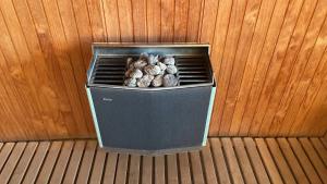 a charcoal grill sitting on top of a wooden wall at Una vista increíble al Pacifico in Concón