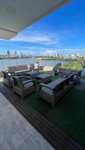 eine Terrasse mit Sofas und Blick auf das Wasser in der Unterkunft Hermosa Habitación cerca al Centro histórico in Cartagena de Indias