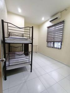 Cette chambre comprend 2 lits superposés et une fenêtre. dans l'établissement Homestay Kemaman Private Pool Fyna, à Kampong Kemaman