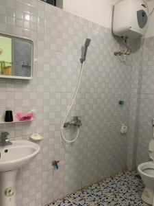 a bathroom with a sink and a shower in it at Như Quỳnh Hotel in Bảo Lạc