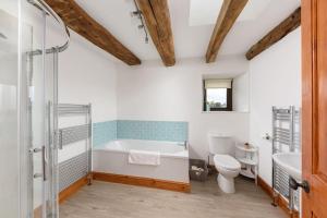 Koupelna v ubytování 10 Bed Stunning House in village, with Hot Tub