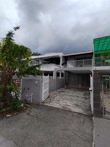 喬治市的住宿－GP Hostel Penang，一座白色的大建筑,设有大门和栅栏