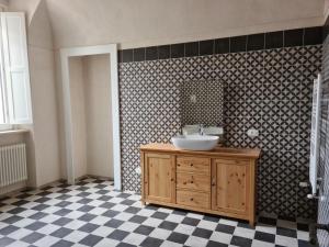 La salle de bains est pourvue d'un lavabo et d'un miroir mural. dans l'établissement Al Palazzotto, à Lucera