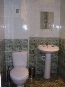 ein Bad mit einem WC und einem Waschbecken in der Unterkunft Prima Hotel in Kharmanli