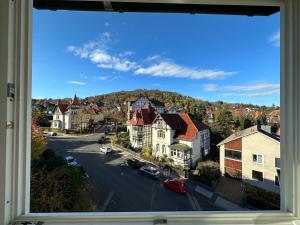 een uitzicht vanuit een raam van een stad bij TURM.blick in Goslar