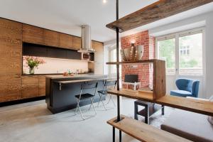 a kitchen with a table and chairs in a room at Tyzenhauz Apartments Comfort in Kraków
