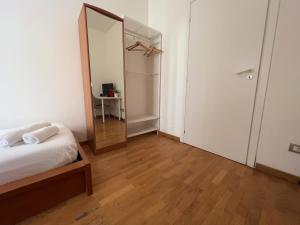 una camera con un letto e un grande specchio di B&B Civico 40 a Milano