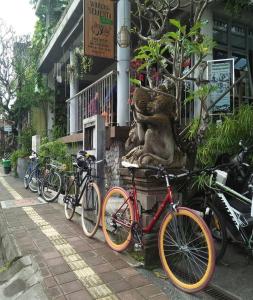 在Tegal Sari Accommodation Ubud内部或周边骑自行车