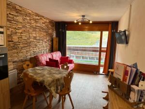 Posedenie v ubytovaní Les arcs 2000 appartement 5 personnes Aiguille rouge