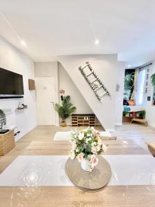 salon z wazą kwiatów na stole w obiekcie Defoy Getaway - Antibes w mieście Antibes