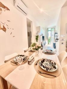 a kitchen and dining room with a table and chairs at Defoy Getaway - Antibes in Antibes