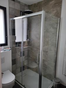 een douchecabine in een badkamer met een toilet bij Le clos de la baie in Cancale