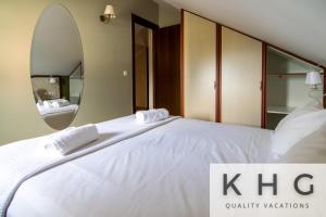 A bed or beds in a room at Villa Harmony in Lourdata
