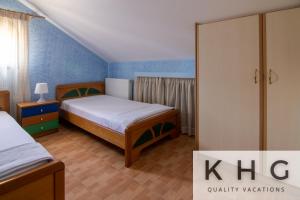 A bed or beds in a room at Villa Harmony in Lourdata