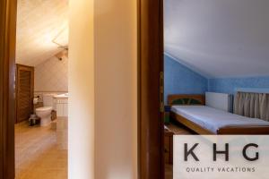 A bed or beds in a room at Villa Harmony in Lourdata