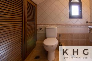 A bathroom at Villa Harmony in Lourdata