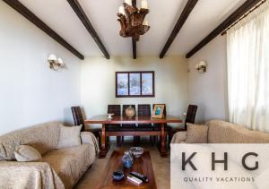 A seating area at Villa Harmony in Lourdata