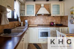 A kitchen or kitchenette at Villa Harmony in Lourdata