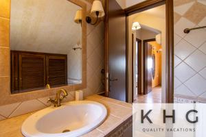 A bathroom at Villa Harmony in Lourdata