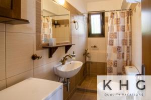 A bathroom at Villa Harmony in Lourdata