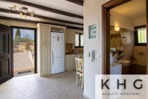 A kitchen or kitchenette at Villa Harmony in Lourdata