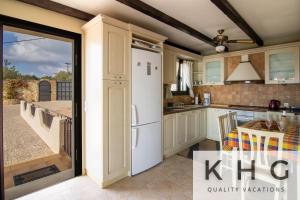 A kitchen or kitchenette at Villa Harmony in Lourdata