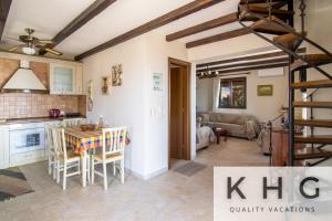 A kitchen or kitchenette at Villa Harmony in Lourdata
