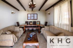 A seating area at Villa Harmony in Lourdata