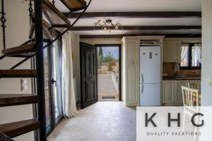 A kitchen or kitchenette at Villa Harmony in Lourdata