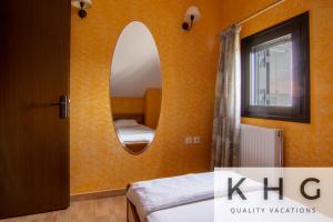 A bed or beds in a room at Villa Harmony in Lourdata