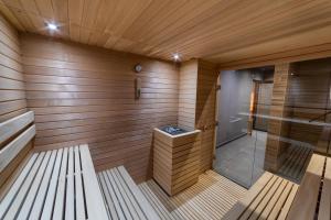 sauna con panca in una stanza di legno di Apartman Oaza Kalman SPA-GYM a Zlatibor