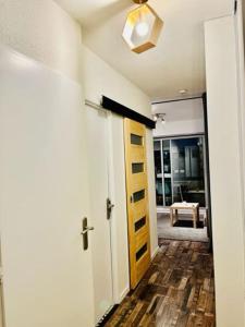 einen Flur mit einer Tür zum Wohnzimmer in der Unterkunft Horizon Océan 1 - Superbe appartement 2 pièces avec parking privatif in Capbreton