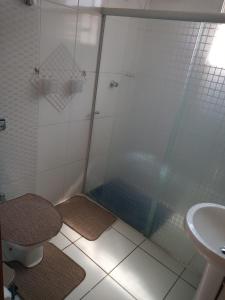 uma casa de banho com um chuveiro, um WC e um lavatório. em Recanto do Sossego em Águas de Lindóia