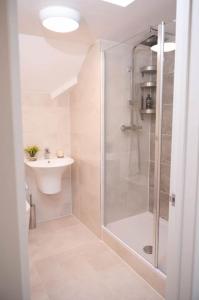 a bathroom with a shower and a sink at Panorama House, Modern 3-Bedroom Apartment 3, Oxford in Kidlington