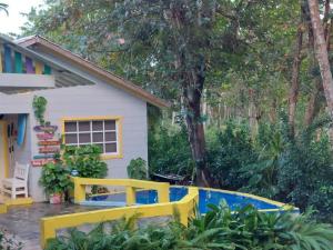 a backyard with a yellow fence and a house at La casita de la playa in La Entrada
