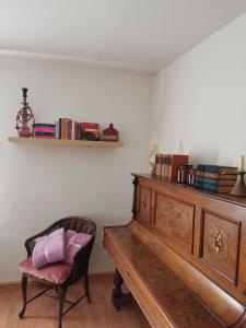 Cette chambre dispose d'un piano en bois et d'une chaise. dans l'établissement Auszeit, à Freital