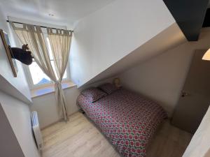 a small room with a couch and a window at Appartement grand standing plein centre ville in Cauterets