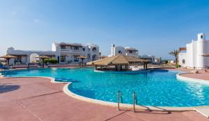 Beach safari nubian resort内部或周边的泳池
