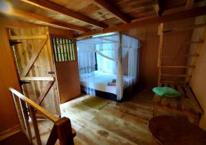 Zimmer im Dachgeschoss mit einem Bett und einem Fenster in der Unterkunft Sigiriya River Side Villa in Sigiriya