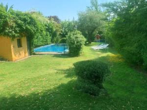 un patio con piscina y una casa en Casa en zona residencial Mendoza en Luján de Cuyo