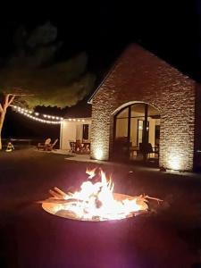 een vuurplaats voor een huis 's nachts bij Gite Le Clos Sainton in Saint-Hilaire-Saint-Mesmin