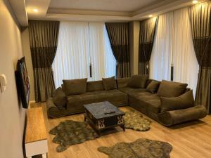 een woonkamer met een bank en een tafel bij Aryan Suit. in Istanbul