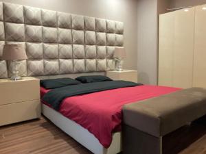 een slaapkamer met een groot bed met een groot gewatteerd hoofdeinde bij Aryan Suit. in Istanbul