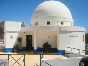 Un edificio bianco con una cupola bianca sopra. di HI Alcoutim – Pousada de Juventude ad Alcoutim