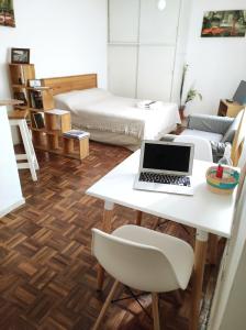 um quarto com uma mesa branca e um computador portátil em Vuelta de Obligado Apartment em Buenos Aires