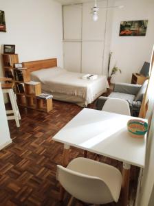 uma sala de estar com uma cama e um sofá em Vuelta de Obligado Apartment em Buenos Aires